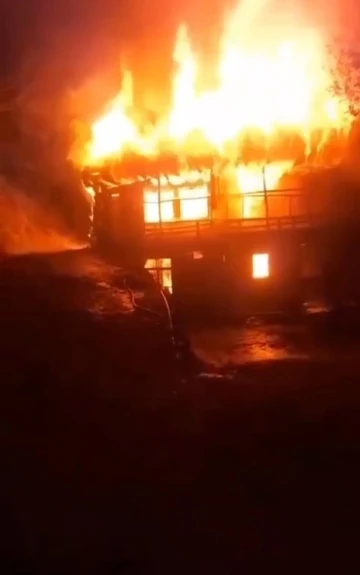 Rize’de 2 katlı ahşap ev çıkan yangında kül oldu
