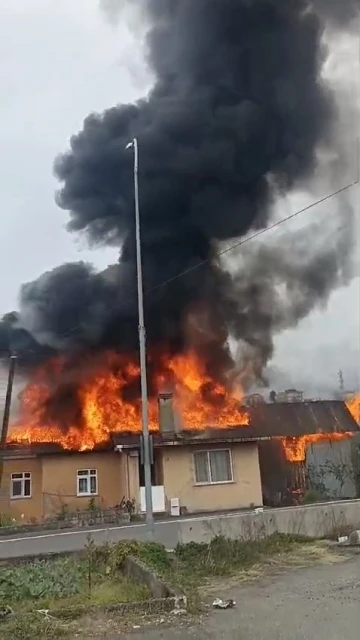 Rize’de çatı yangını
