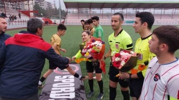 Sahaya "Sporda şiddete hayır" yazılı pankartla çıkıp, hakemlere çiçek verdiler