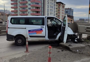 Samsun’da minibüs bariyere çarptı: 1 yaralı
