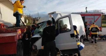 Samsun’da depremzede ailenin aracı tırla çarpıştı: 5 yaralı