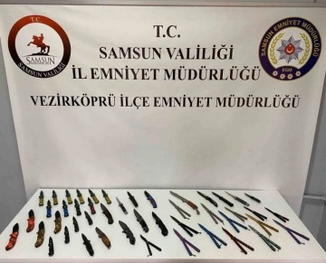 Samsun’da iki işyerinde satışı yasak 46 bıçak ele geçirildi