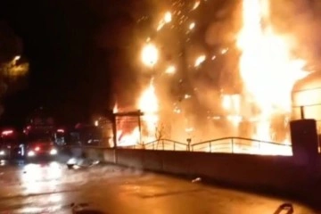 Samsun’da lokantada çıkan yangın evlere sıçradı, alevler geceyi aydınlattı