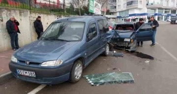 Samsun’da otomobil park halindeki araca çarptı: 1 yaralı