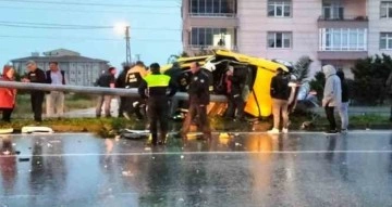 Samsun’da ticari taksi direğe çarptı: 2 yaralı