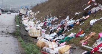 Samsun’da tır kazası: Giysiler yola saçıldı