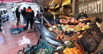 Samsun’da zincirleme kazada araçlardan biri marketin manav reyonuna girdi