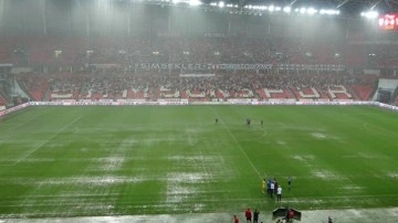 Samsunspor- İstanbulspor maçı yağış nedeniyle 12. dakikada ertelendi