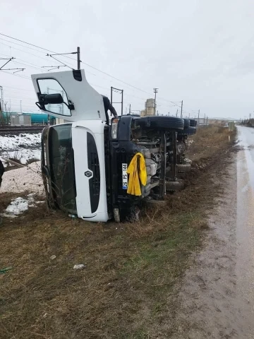 Şarampole devrilen kamyonun sürücüsü yaralandı
