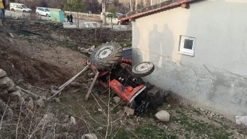 Şarampole devrilen traktörün sürücüsü hayatını kaybetti
