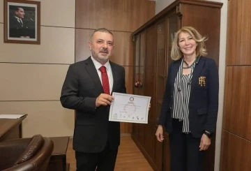 Sincan’da yeniden belediye başkanı seçilen Ercan mazbatasını aldı
