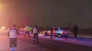 Sivas’ta buzlanan yol kazalara neden oldu
