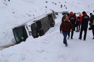 Sivas’ta cenaze yakınlarını taşıyan otobüs devrildi: 20 yaralı
