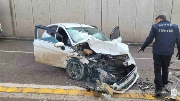 Sivas’ta otomobiller kafa kafaya çarpıştı: 1’i ağır 3 yaralı
