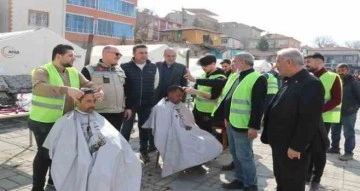 Sivaslı gönüllü kuaförler Doğanşehir’de depremzedeleri tıraş etti