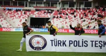 Sivassporlu futbolcular maça polis kıyafetiyle çıktı