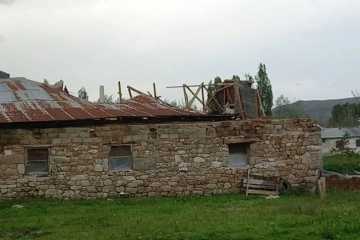 Sivas’ta hortum çatıları uçurdu