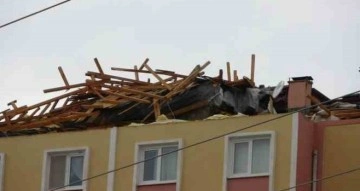 Sivas’ta kuvvetli rüzgar çatıyı yerinden söktü