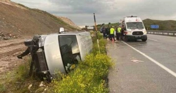 Sivas’ta minibüs yan yattı: 4 yaralı