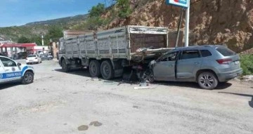 Sivas’ta otomobil kamyonun altına girdi: 1’i çocuk 5 yaralı
