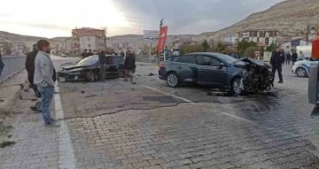 Sivas’ta otomobiller kafa kafaya çarpıştı, sürücülerin burnu bile kanamadı