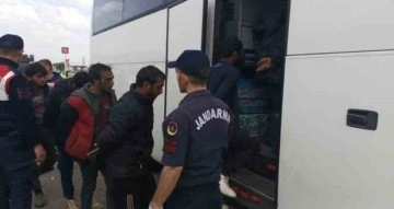 Sivas’ta tırın dorsesinden 134 kaçak göçmen çıktı