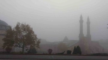 Sivas’ta yoğun sis görüş mesafesini 20 metreye kadar düşürdü