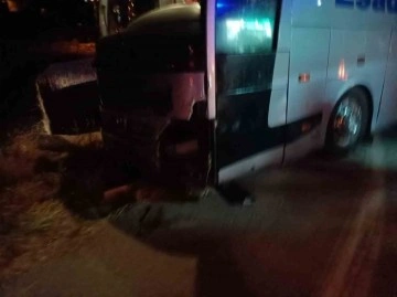 Sivas’ta yolcu otobüsü ile otomobil çarpıştı: 3 yaralı