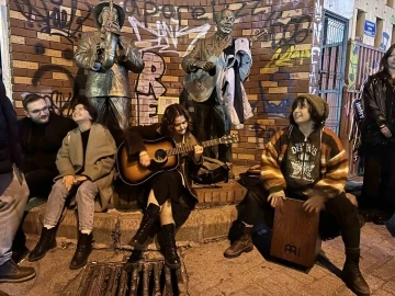 Sokak müzisyenleri yılbaşı kutlamalarında kulakların pasını sildi
