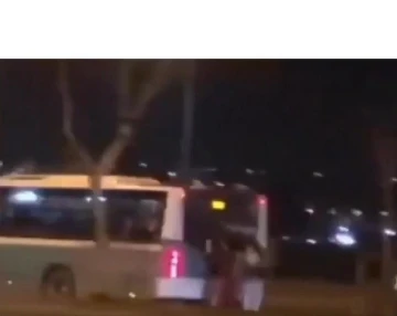 Tehlikeli yolculuk kamerada: Halk otobüsünün arkasında asılıp yolculuk yaptılar
