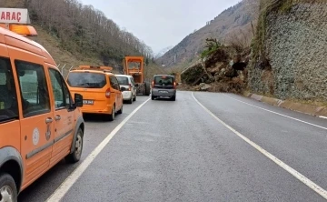 Trabzon’da heyelan nedeniyle Santa Yolu ulaşıma kapandı
