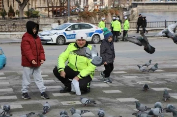 Trafik polisi küçük çocukla güvercinleri yemledi, görüntüleri yürekleri ısıttı
