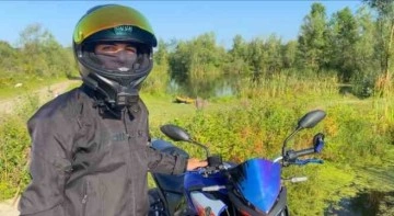 Trafik polisinden hız yapan motosikletli gence baba öğüdü
