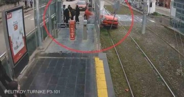 Tramvay istasyonunda ölümün teğet geçtiği anlar kamerada