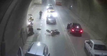 Tünelde motosiklet otomobile çarptı, baba oğul yaralandı