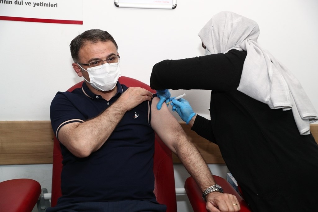Vali Balcı, Başkan Eroğlu ve İl Emniyet Müdürü Topaloğlu da Covid-19 aşısı yaptırdı