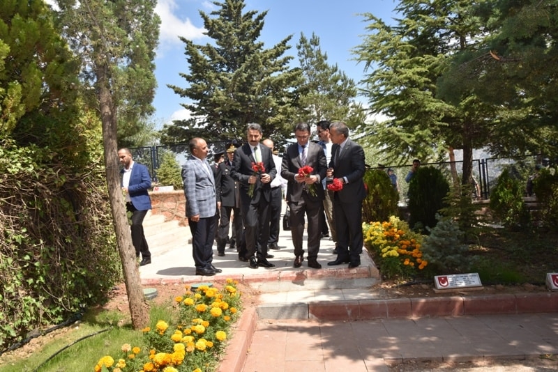 Vali Dr. Ozan Balcı`dan Şehitlik Ziyareti