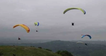 Yamaç paraşütçüleri 19 Mayıs’a özel Türk bayraklarıyla uçtu