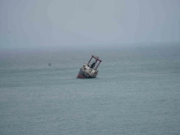 Yan yatarak Kastamonu’da kıyıya vuran yük gemisi batma tehlikesi yaşıyor
