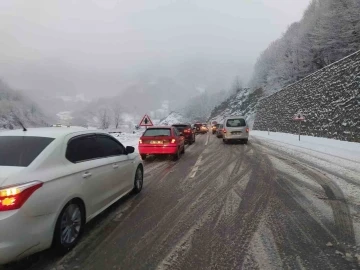 Zonguldak’ta kar yağışı etkili oldu: Karayolunda uzun araç kuyrukları oluştu
