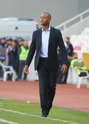 Adana Demirspor, sezon başında göreve getirilen Hollandalı teknik direktör Patrick