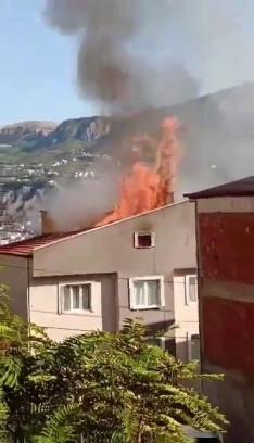 Amasya’da 4 katlı binanın çatı katında çıkan yangın itfaiye ekiplerinin