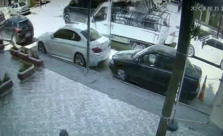 Eşya yüklü kamyonun apartmandan ayrıldığı anlar güvenlik kamerasına yansıdı.