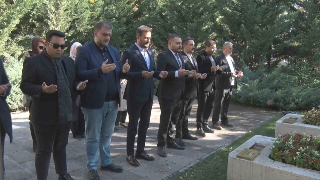 Asala terör örgütü tarafından şehit edilen türk diplomatlar mezarları başında