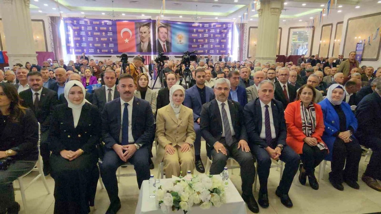 Ak parti çaycuma ilçe başkanlığı kongresinde konuşan aile ve sosyal