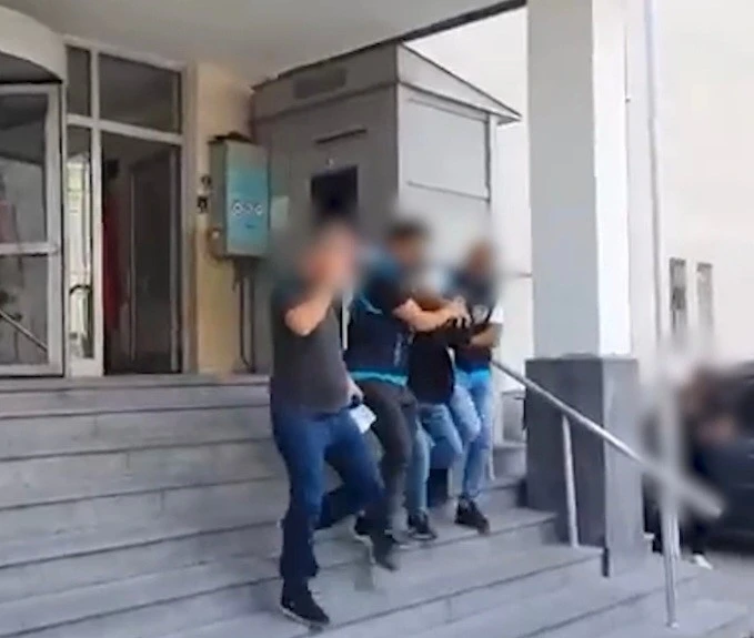 Kayseri'de yolun karşısına geçmeye çalışan genç hafif ticari aracın çarpması