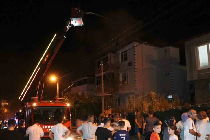 üç katlı binanın çatı katında çıkan yangın kısa sürede söndürüldü