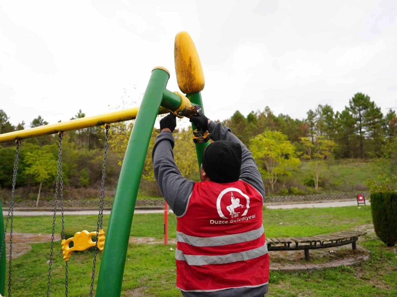 Düzce belediyesi park ve bahçeler müdürlüğü ekipleri il merkezinde bulunan