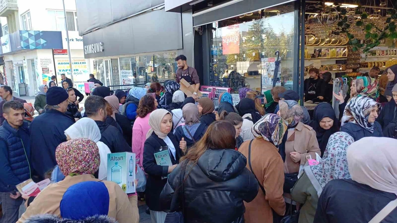Bir ucuzluk firmasının yaptığı indirim izdihama neden oldu. ürünleri kamyondan