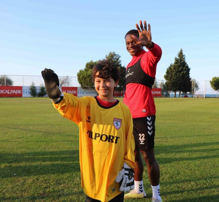 Samsun’da taraftarı olduğu Samsunspor’un altyapı otobüsüne defalarca el sallayan 8